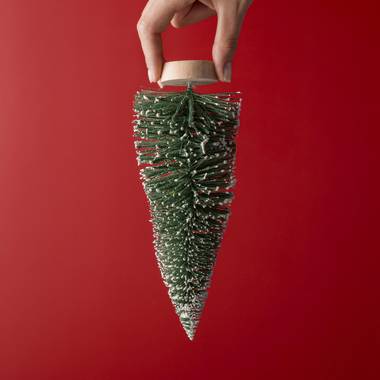 person die ein baumdekor verkehrt herum halt