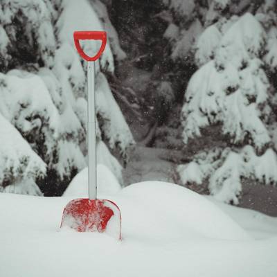 schaufel einer verschneiten landschaft